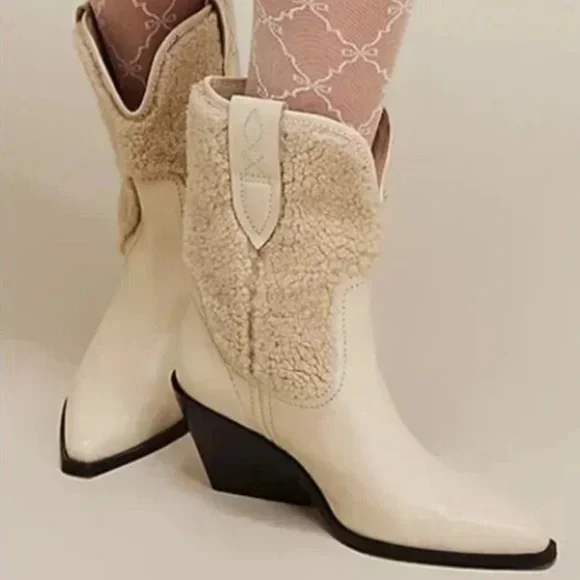 Women's Natural Pitchfork Point
Leather & Shearling Boot
Free People
ARCTIC FOX - Picture 5 of 7